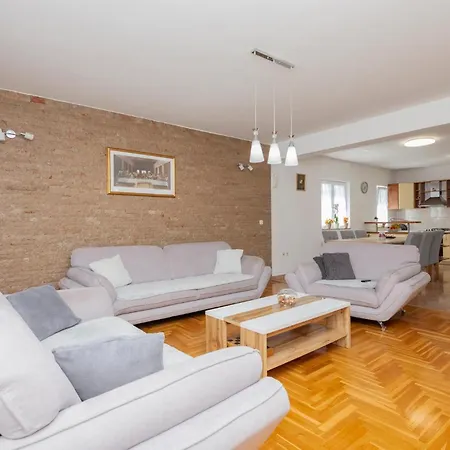 Σπίτι διακοπών Stunning In Poljica Imotska With Kitchen *