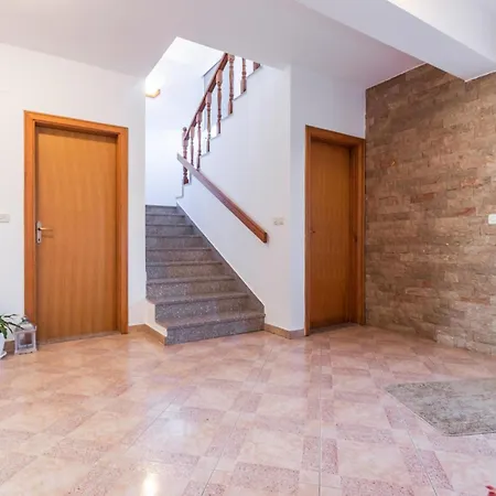 Stunning In Poljica Imotska With Kitchen Σπίτι διακοπών Margete