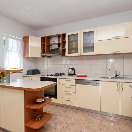 Σπίτι διακοπών Stunning In Poljica Imotska With Kitchen *